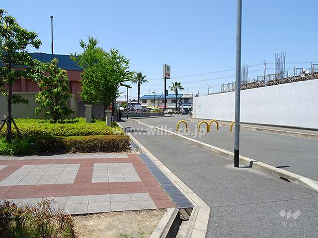 敷地北側の前面道路。車通りは少ないです。