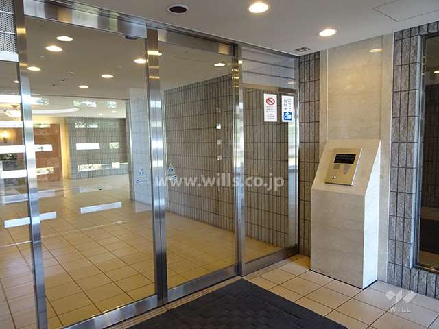 エントランスはオートロック付きです。