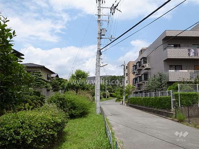 敷地の西側には緑道があります。