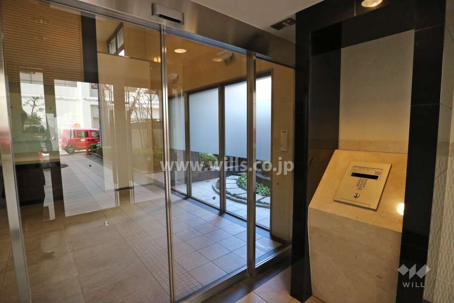 エントランスはオートロック付きです。