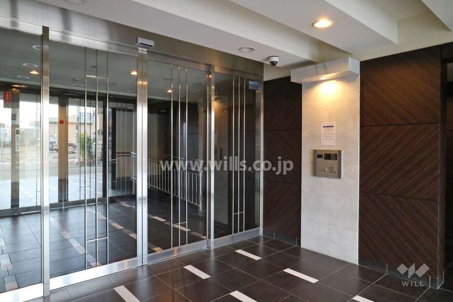 エントランスはオートロック付きです。