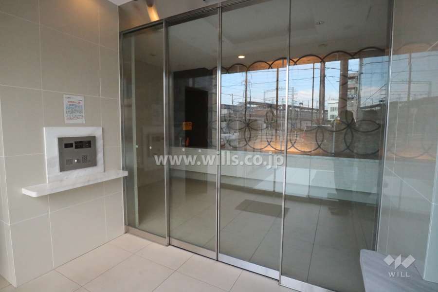 エントランスはオートロック付きです。