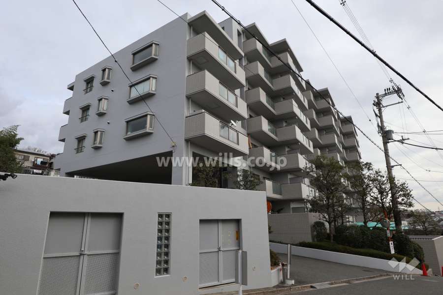 エミナンス高槻の外観（南西側から）