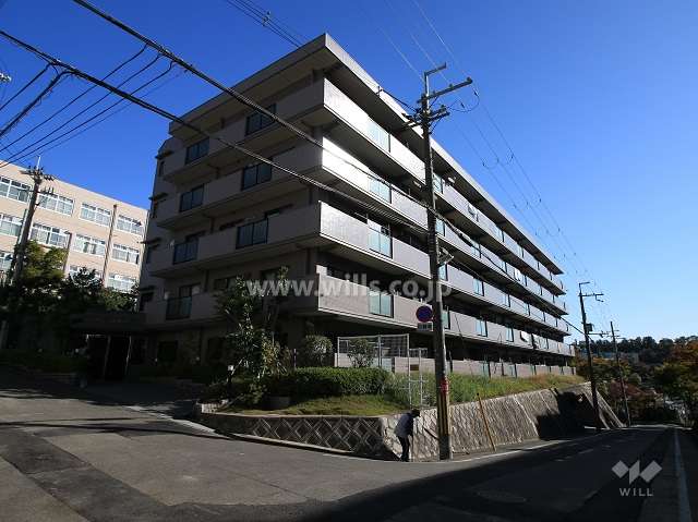 エンゼルハイム高槻松が丘の外観（南西側から）