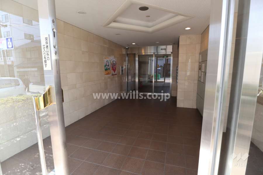 エントランスはオートロック付きです。