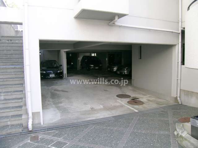 建物1階部分にある敷地内駐車場（平面式）