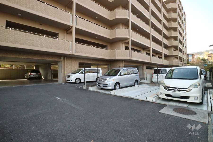 敷地内南東側駐車場（屋内平面式と屋外機械式）