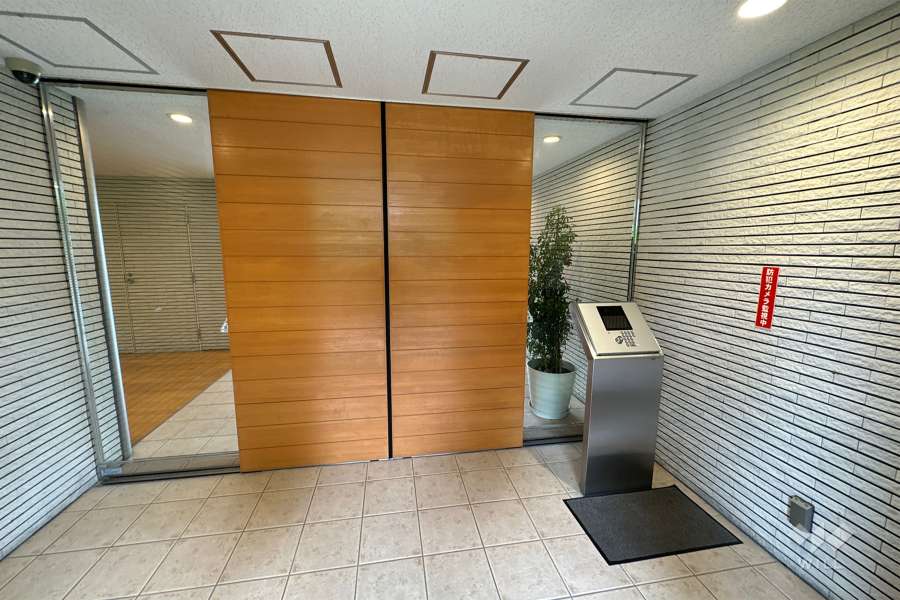 南西側エントランス