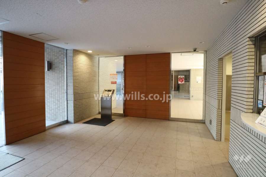 エントランスはオートロック付きです。