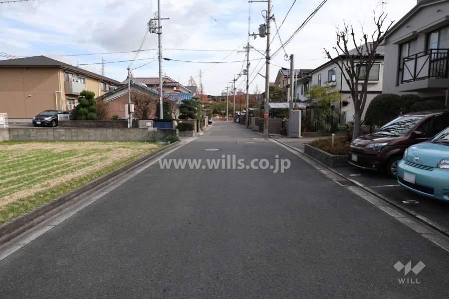 敷地北側の前面道路（西側から）