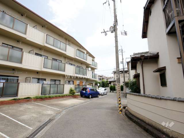 周辺は今城塚古墳西側の静かな住宅地です。