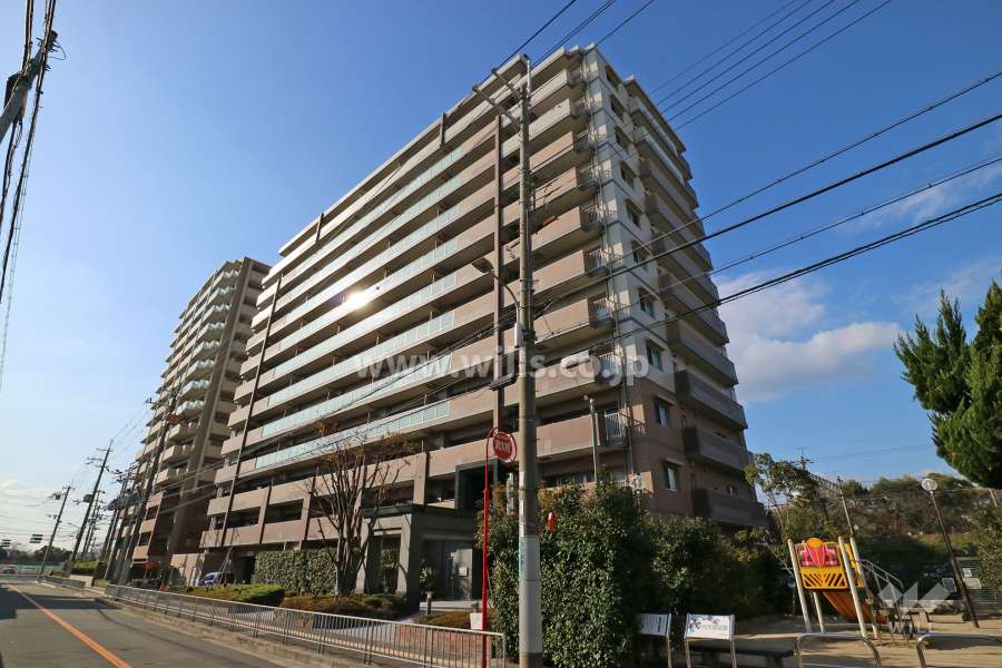 クレアガーデン高槻プレミアムの外観（南東側から）