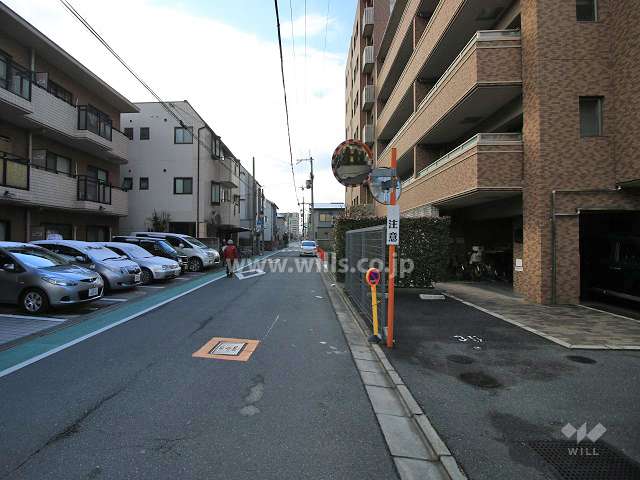 敷地東側の前面道路（北側から）