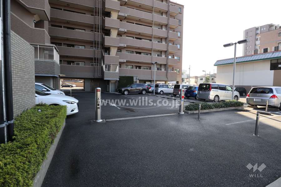 駐車場出入り口（ロボットゲート付き）