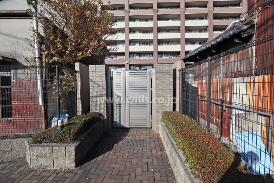 南側前面道路に続く入り口