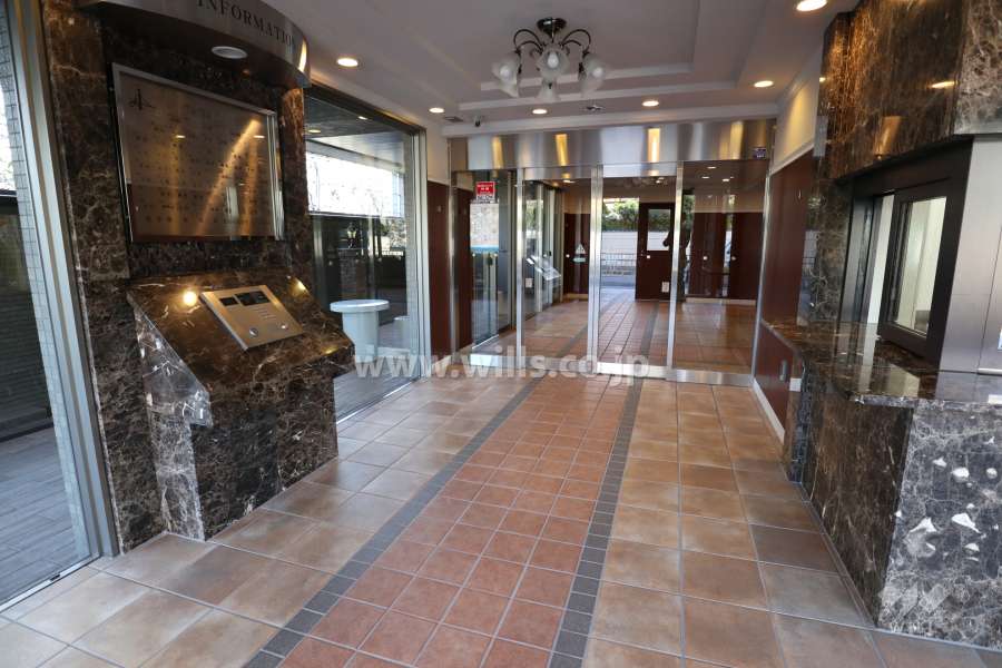 エントランスはオートロック付きです。