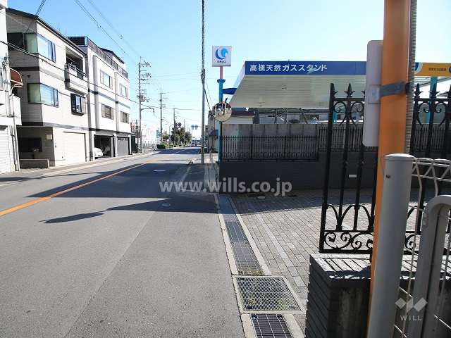 敷地北側の前面道路（西から）