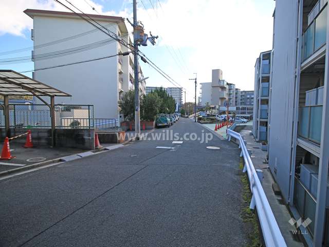 敷地東側の前面道路（北側から）