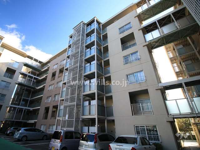 コープ野村高槻E棟の外観（北西側から）