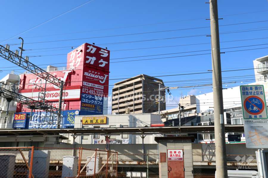 コスモ高槻センターコートの遠景。周辺は住宅の他、店舗や事務所などが混在する街です。