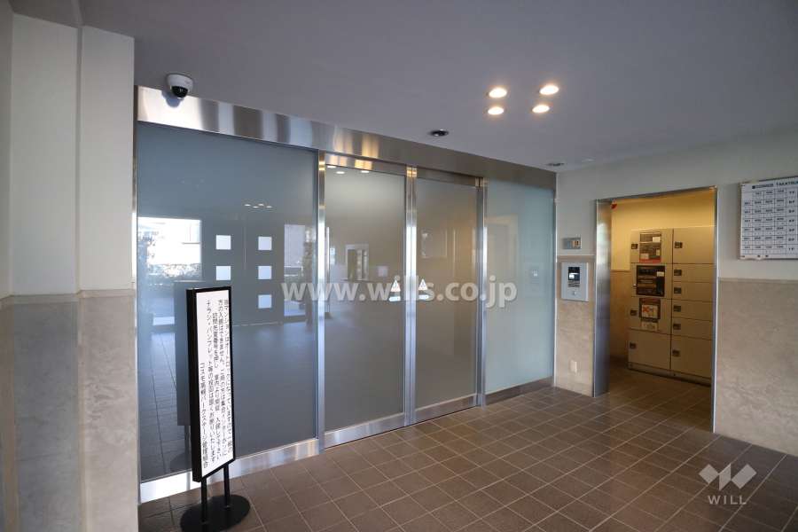 エントランスはオートロック付きです。