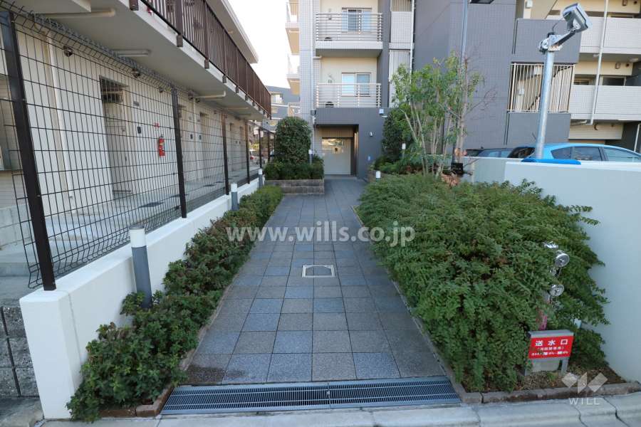 北側エントランスアプローチ