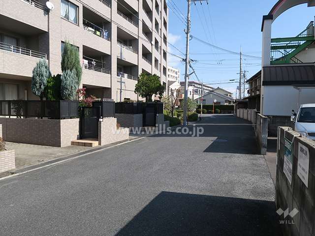 南側前面道路とマンション建物一部