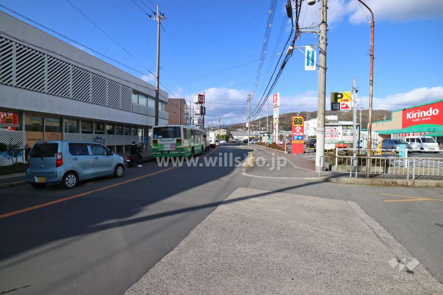敷地西側の前面道路(北側から)