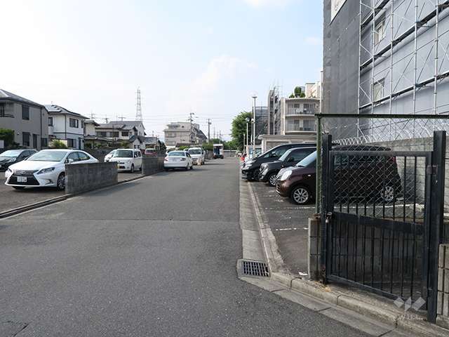 敷地西側の前面道路