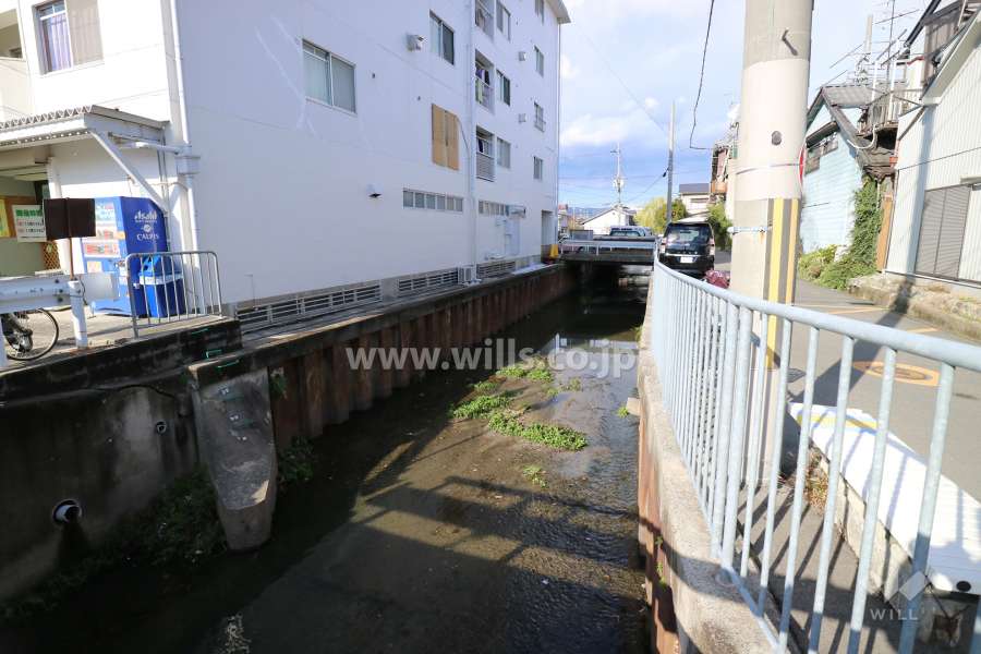 敷地の東側には水路があります。