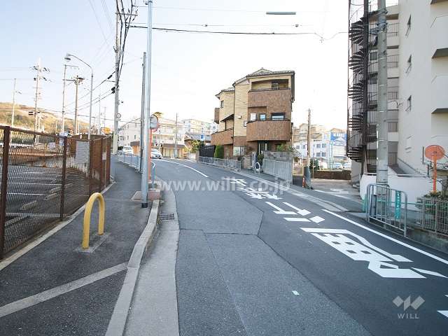 敷地西側の前面道路（南側から）