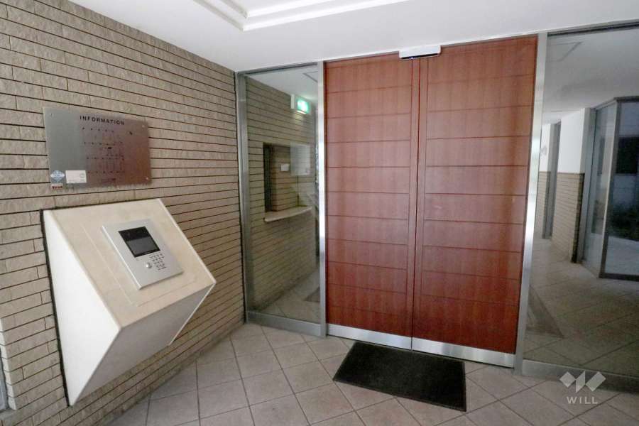 エントランスはオートロック付きです。