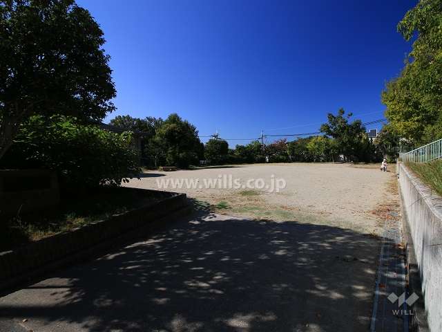 敷地に隣接するグラウンド