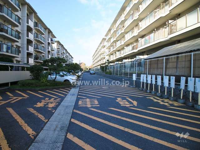 敷地北側の前面道路（東から）