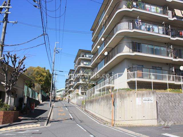 敷地西側の前面道路