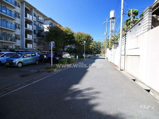 敷地北側の前面道路。バス通りです。