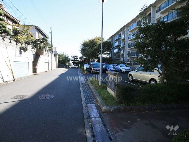 敷地北側の前面道路。バス通りです。