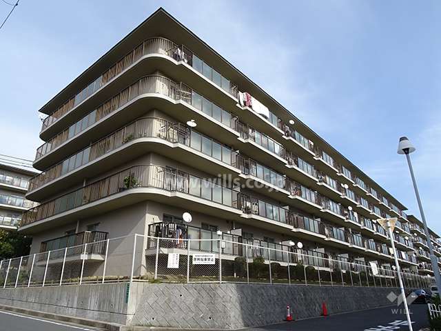 サンハイツ高槻8号館の外観（南西側から）