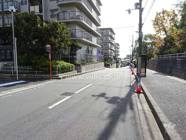 西側前面道路とマンション建物一部