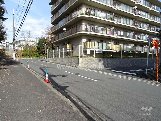 西側前面道路とマンション建物一部