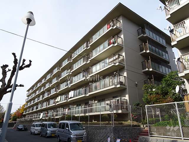 サンハイツ高槻8号館の外観（南東側から）