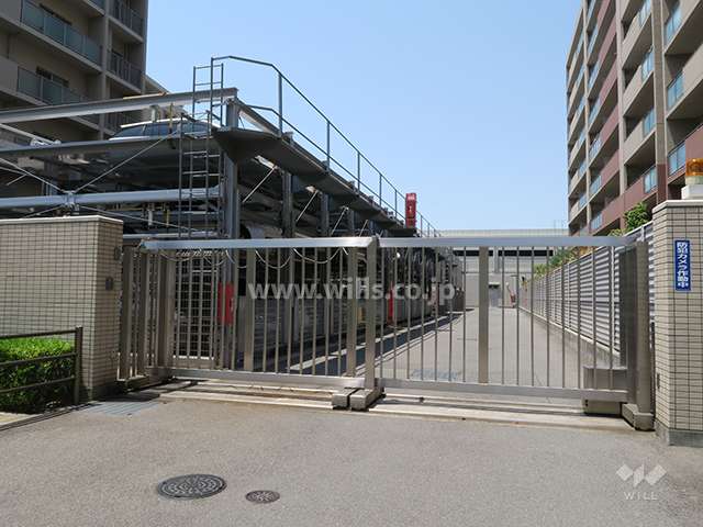 駐車場出入り口（ゲート付き）