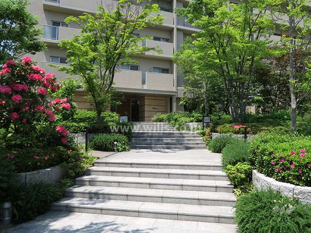 植栽スペースに囲まれたエントランスアプローチ