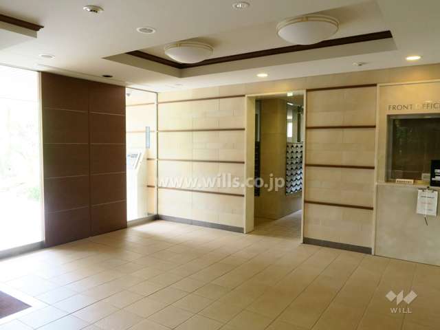 ナチュラルな色や素材を使用したエントランスホール