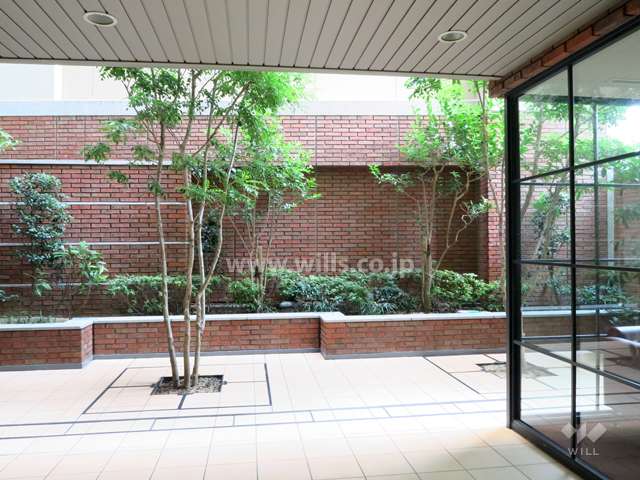 エントランスホール横にはポケットパークがあります。