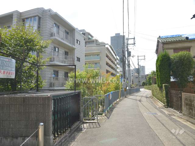 マンション外観の一部と西側前面道路（北側から）