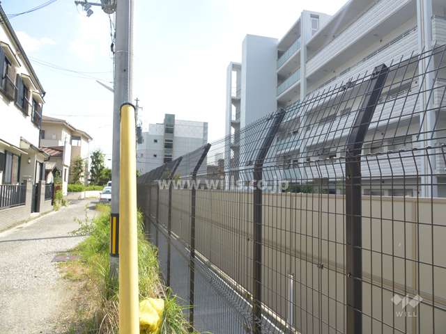 マンション外観の一部と北側歩道（東側から）