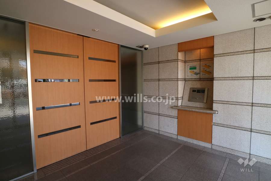 エントランスはオートロック付きです。