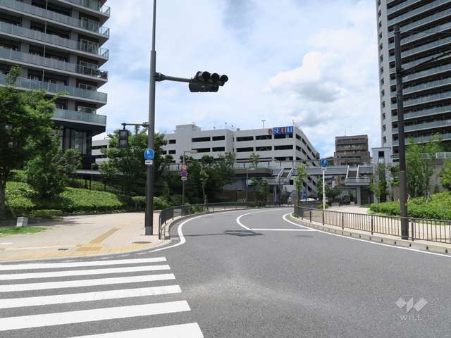 東側前面道路とマンション建物一部
