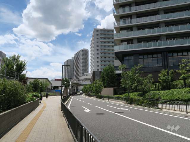 南側前面道路とマンション建物一部